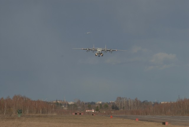 Самолет АН124 "Волга-Днепр" Антонов в Лондоне. Посадка. Взлет