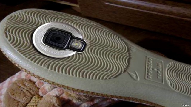 Турист на лодке снял на камеру существо, которое не было похоже на человека и брело по воде