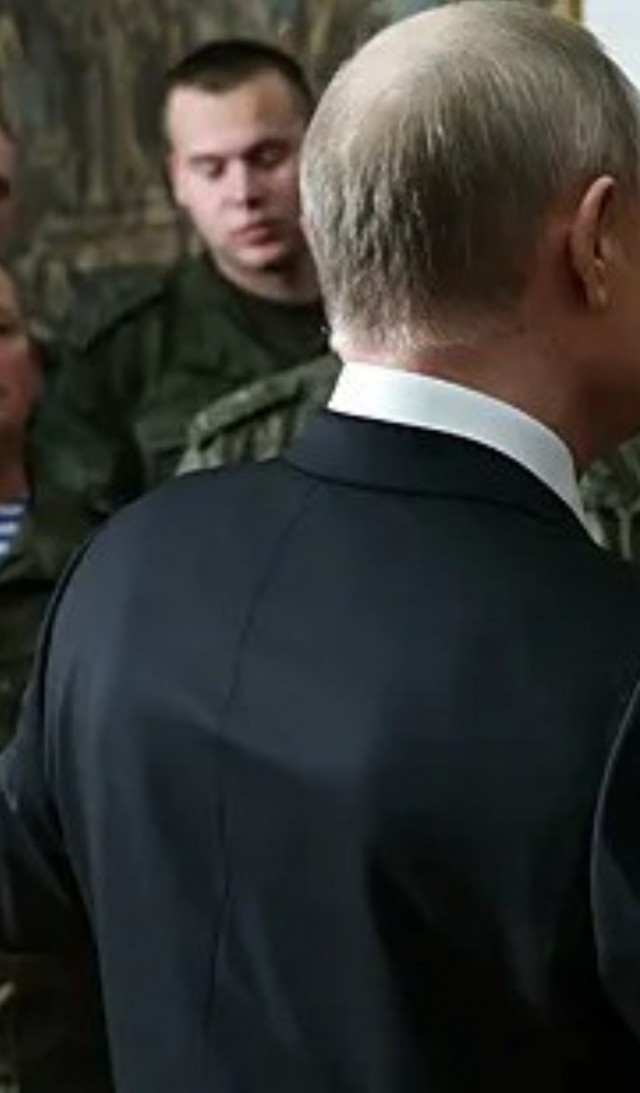 Раскрыты личности стоявших за спиной Путина в новогоднем обращении военных