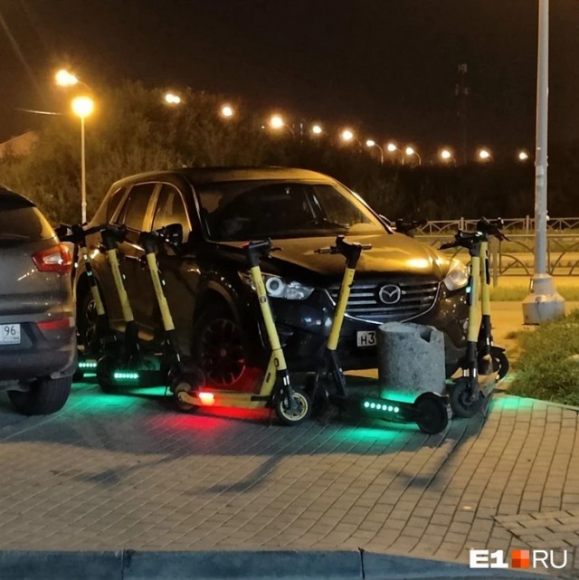 Припарковалась на тротуаре