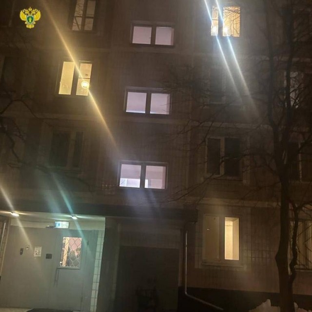 Мужик вытолкнул из окна пятого этажа 22-летнюю проститутку-негритянку