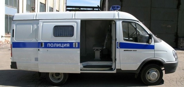 В Петербурге задержали женщину, возложившую гвоздики с лентой с антивоенной надписью