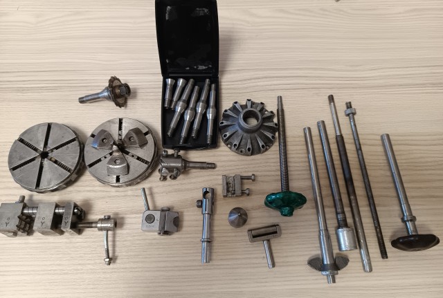 Продаю часовой токарный станок.