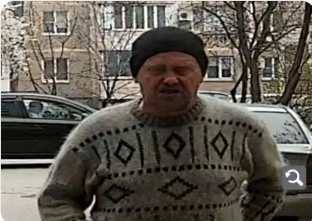 В Волгодонске мужчина обмазывает двери подъездов биологической субстанцией