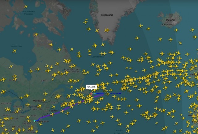 Самолет американской компании United Airlines, летевший из Вашингтона в Амстердам, подал сигнал бедствия