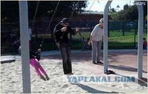 Синхронный кувырок на качелях