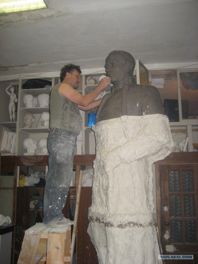 Памятник - это просто  !