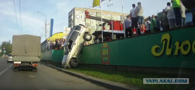 Непростые взаимоотношения девушек с автомобилями