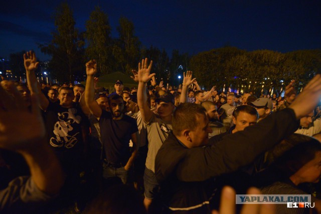 Защитники сквера в Екатеринбурге обрушили забор, за которым началась стройка храма. Народ гуляет по скверу. Охрана «сдалась»