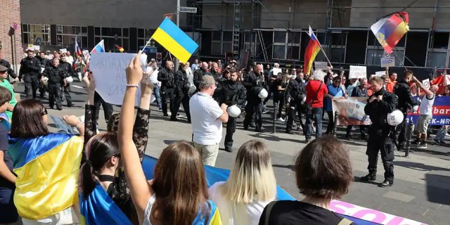 Антиправительственный митинг в немецком Кёльне.