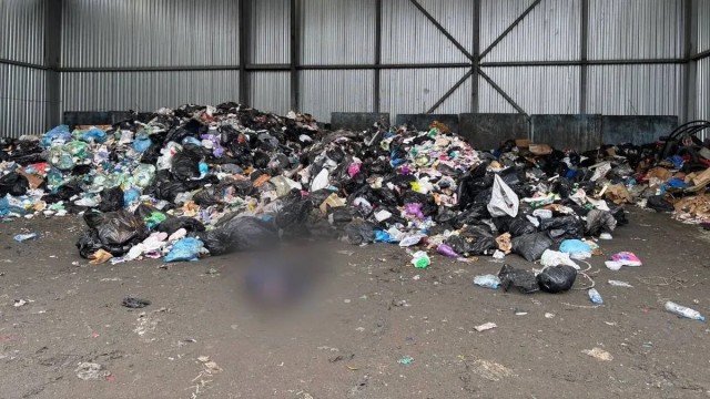 Мусоровоз в Питере выкинул труп бомжа