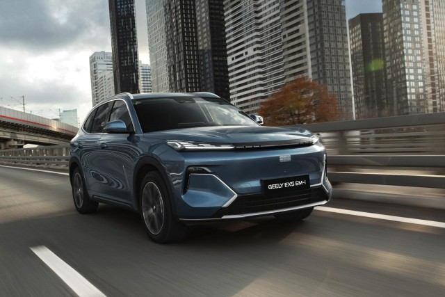 Geely объявила российские цены на гибридный кроссовер. Цена изделия в РФ от 3,5 млн. рублей , в Китае - от 1,25 млн. рублей