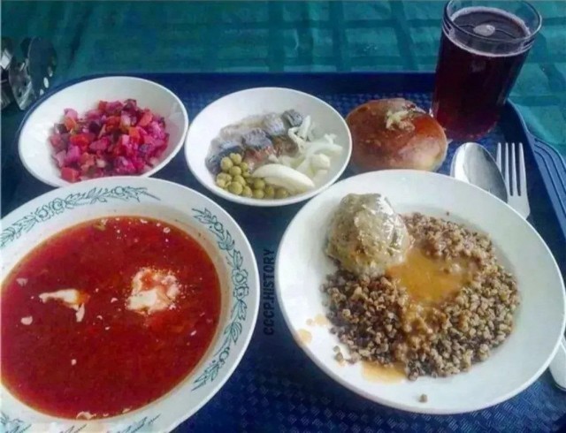 На фото один рубль при Леониде Ильиче