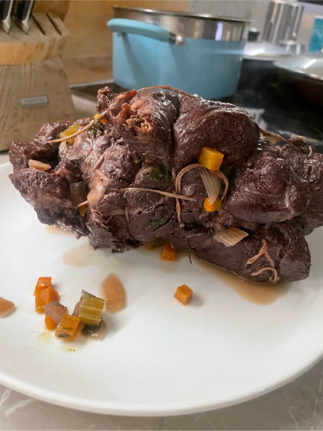 Говядина тушёная в сметанным соусе