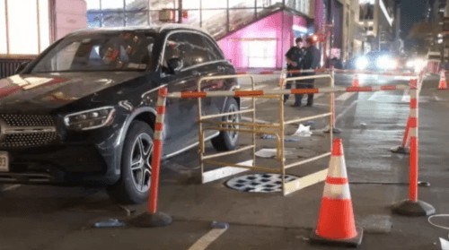 Выйдя из машины, женщина провалилась в люк и скончалась