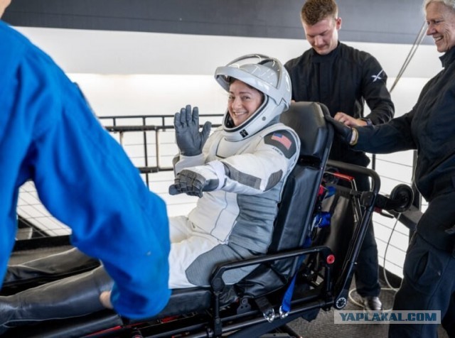 Корабль Crew Dragon с космонавтом Роскосмоса Андреем Федяевым вернулся на Землю.