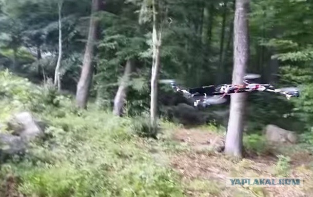 Квадрокоптер стреляет из пистолета