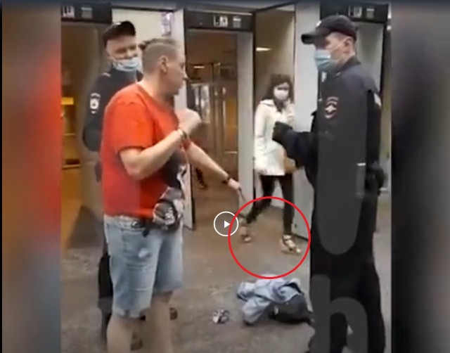 В Петербургской подземке антимасочница повздорила с полицейскими