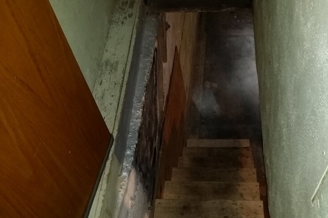 Хозяева обнаружили скрытый проход под лестницей, который ведет в странное подземелье