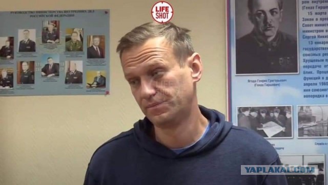 Суд над Навальным устроили прямо в отделе полиции. Адвоката уведомили об этом за несколько минут до заседания