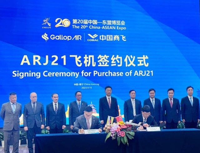 Китайский пассажирский самолет COMAC C919, сделанный на замену Airbus и Boeing, выходит за пределы Китая