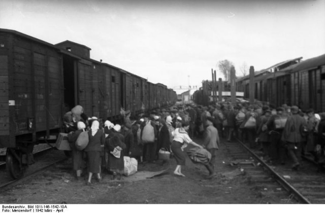 1942 год в 60 фотографиях