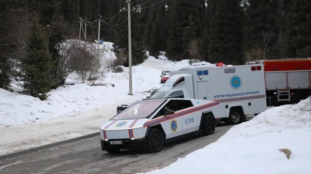 Cybertruck Илона Маска приняли  на службу в МЧС Казахстана