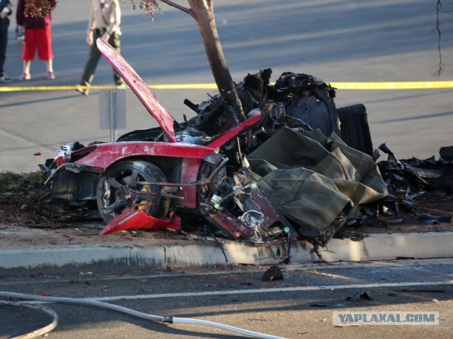 Спорткар Lamborghini вдребезги разбился, влетев в дом в Екатеринбурге.