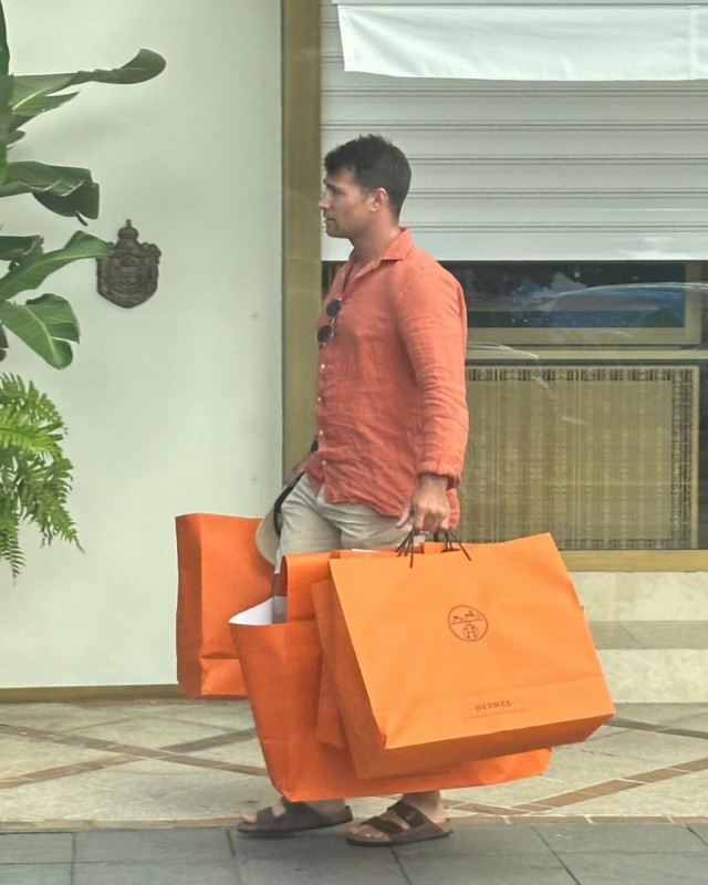 Самые грустные существа — мужья в Hermès