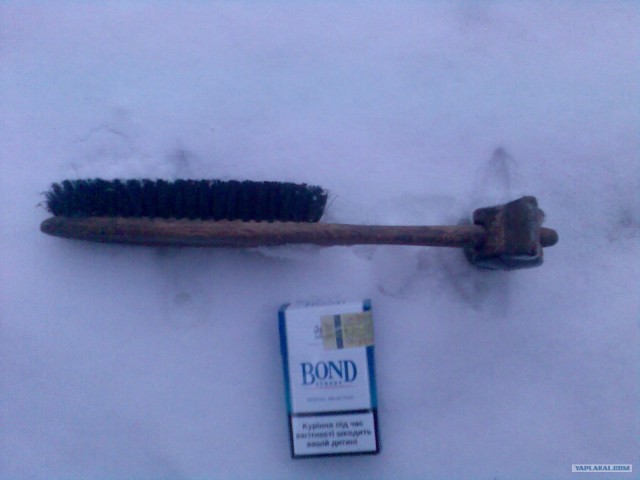 Гибридное устройство - молоток и щетка