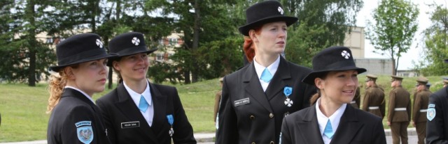 Эстонские "амазонки" готовятся к войне с русскими.