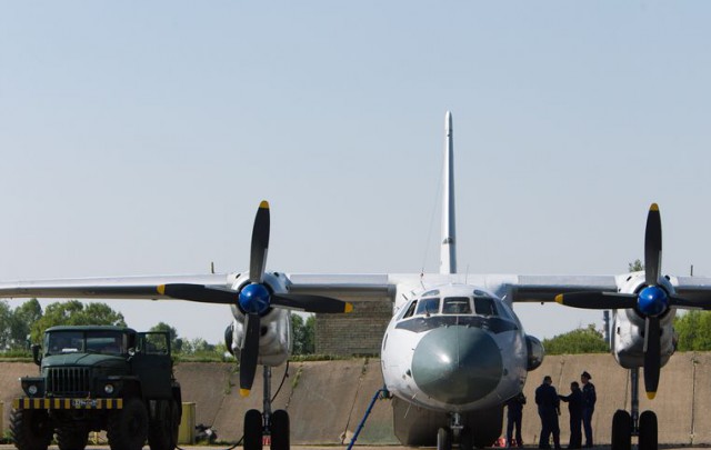 Пилоты Ан-26 разбомбили «врага» по старинке