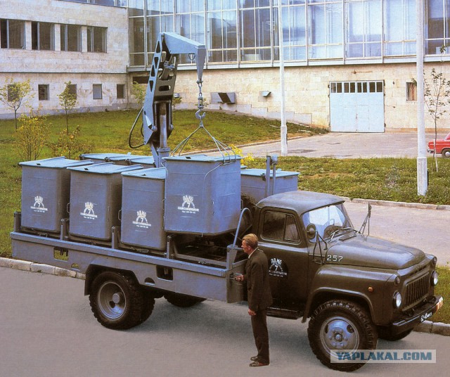 Дети пришли смотреть мусоровоз