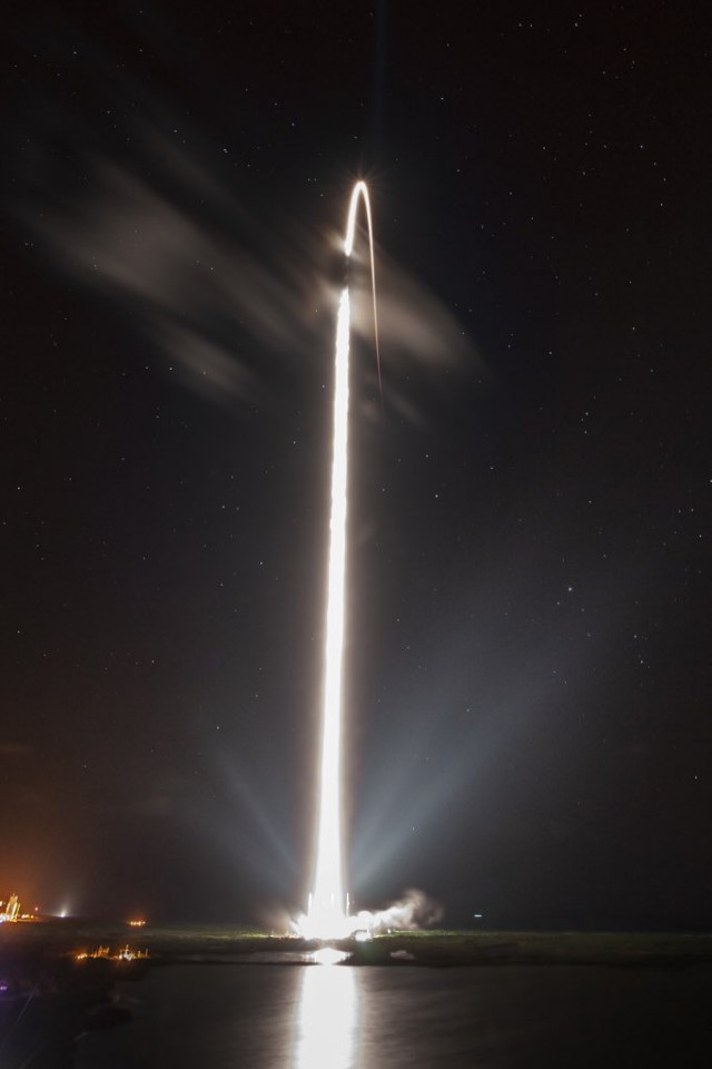 SpaceX запустила ракету Falcon 9 с первыми 60 коммуникационными спутниками системы Starlink