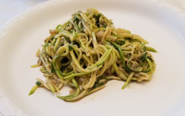 Пикантный салат из кабачков.