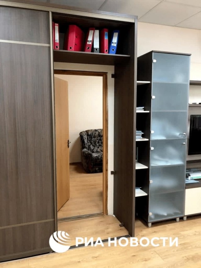 Глава Крыма Сергей Аксенов осматривает затопленную Керчь пока за ним плывут трое телохранителей... а, нет - сотрудников МЧС
