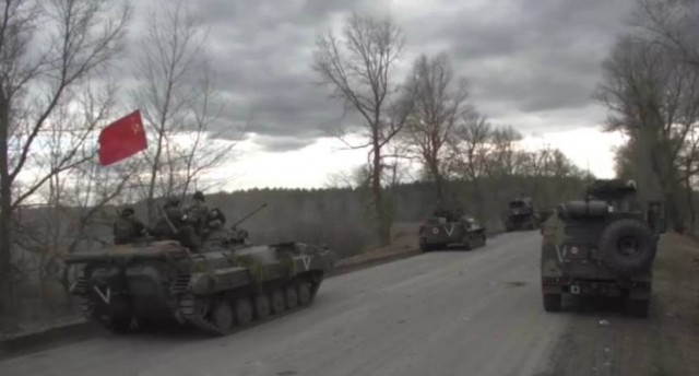 Колонна бронированной техники российских Вооруженных сил совершает марш в назначенный район