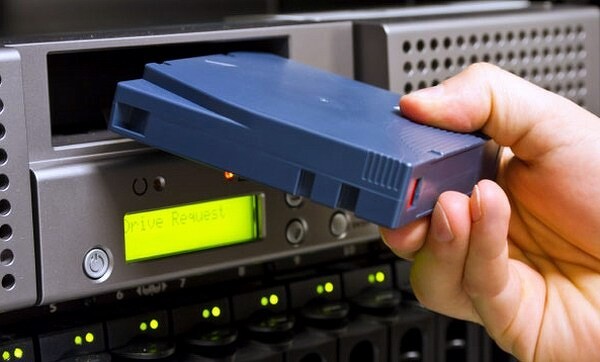 В мире колоссальный бум продаж древнейших накопителей, о которых мало кто помнит