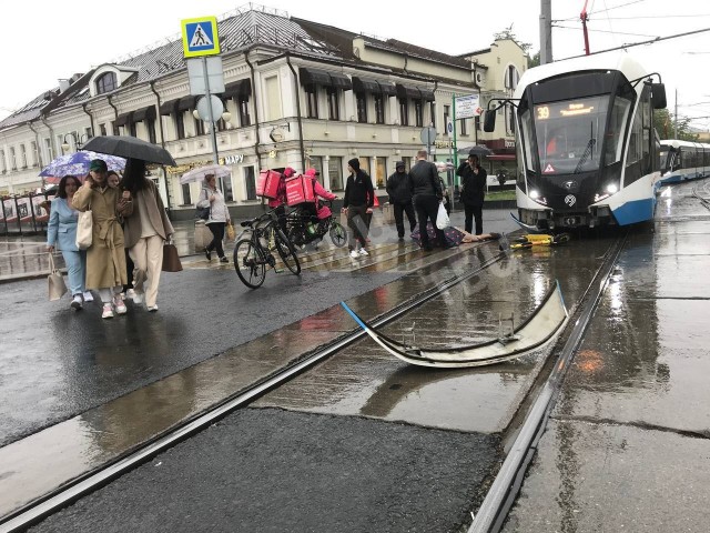 На Новокузнецкой улице в Москве  девушка на самокате попала под трамвай