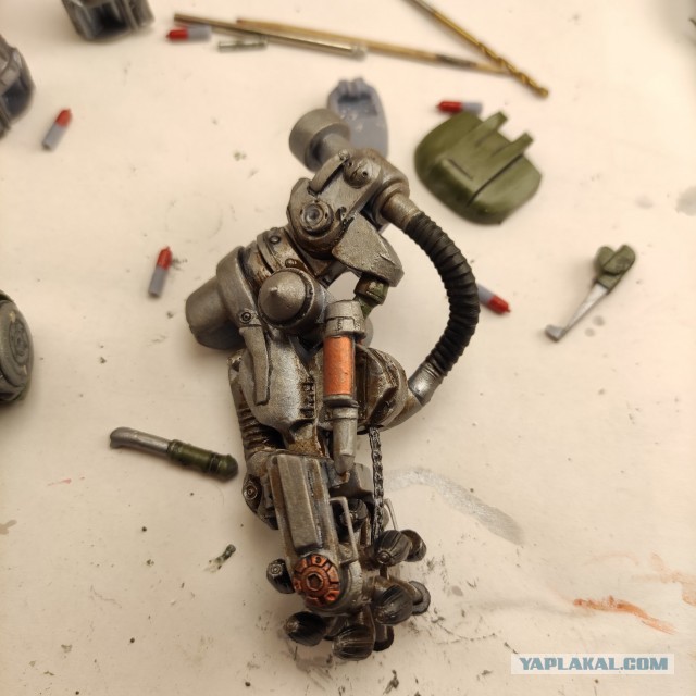 Фигурки роботов из Fallout с процессом