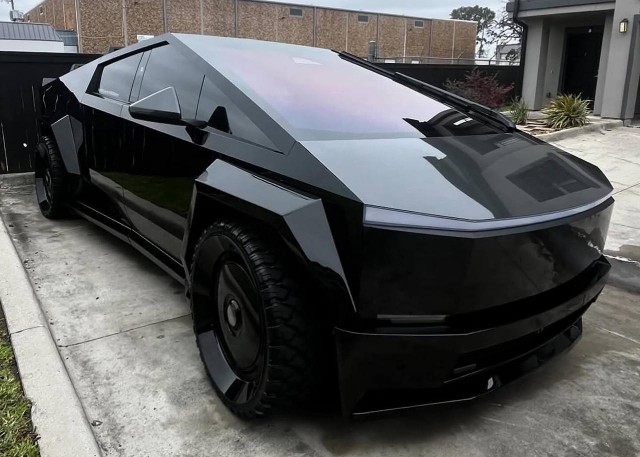 Кибертрак удивительный автомобиль. Можно сказать,  заготовка — любой тюнинг прикольнее заводского вида