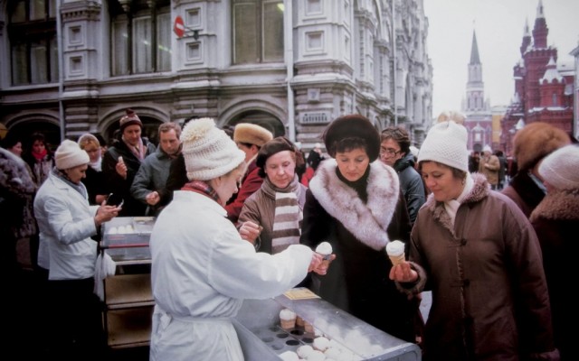 Мороженое в вафельныx cтаканчикax, 1980-е, СССР