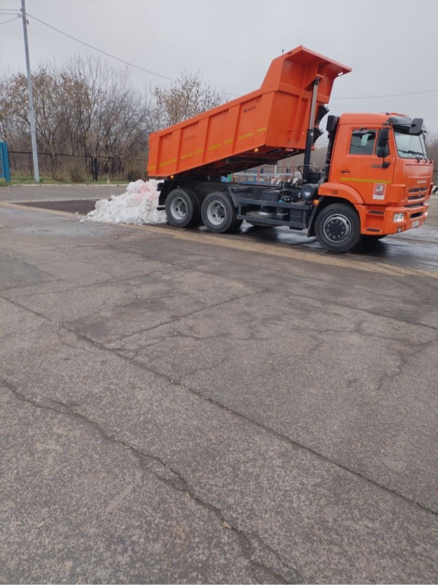 Снег в Москву начали завозить грузовиками из регионов.