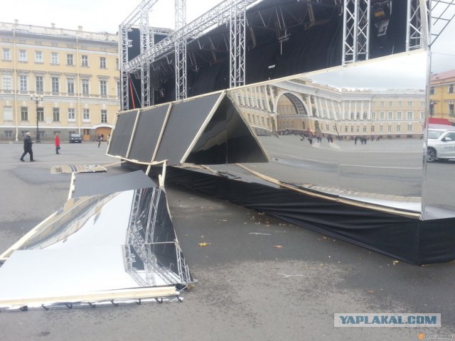 Зеркальный куб на Дворцовой рухнул на людей