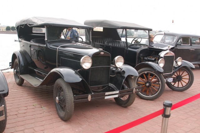 Авто Вернисаж на Неве.