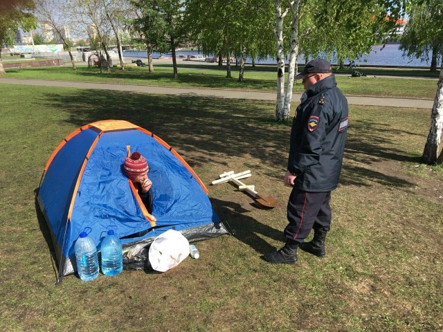 Двое мужчин остались ночевать в сквере Екатеринбурга в палатке. Чиновник назвал это незаконным пикетом