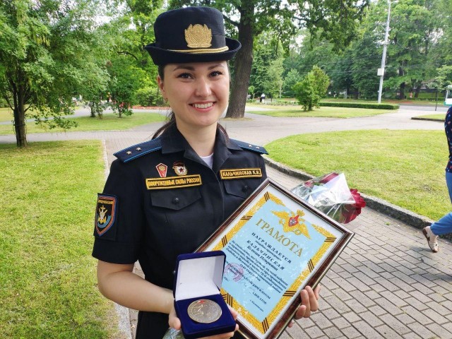 У участницы парада Победы в Калининграде слетела туфля, но девушка продолжила маршировать и не нарушила строй
