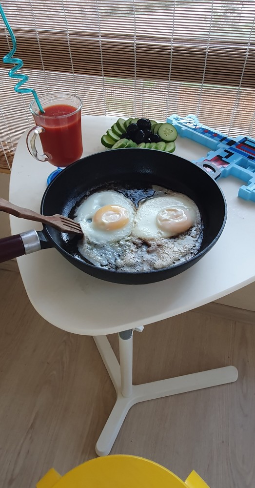Две сковороды с ценой, отличающейся на порядок