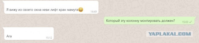 Баржа с толстенной газовой трубой застряла под мостом в Благовещенске