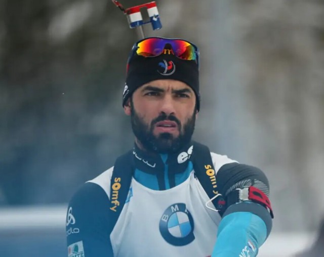 Симон Фуркад разрезал французский флаг, чтобы разместить флаг России на вакс-кабине сборной во время чемпионата мира среди юниоров